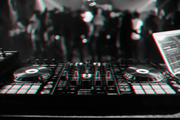 Professionele muziekcontroller DJ Board voor het mixen van elektronische muziek — Stockfoto