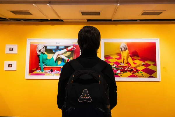 MOSCOW, RUSSIA - FEBRUARY 01, 2020: Man looks at photos of photographer Miles Aldridge at an exhibition at the Lumiere brothers Photography Center in Moscow — Stock Photo, Image