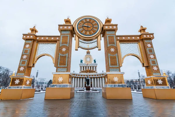 Moskova, Rusya - 31 Ocak 2020: Vdnh Moskova 'da kışın Noel süsleriyle