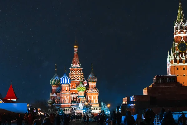 Catedral de São Basílio em Moscou na Praça vermelha à noite no inverno — Fotografia de Stock