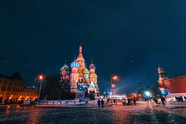 Catedral de San Basilio en la Plaza Roja de Moscú en Rusia por la noche en invierno — Foto de Stock