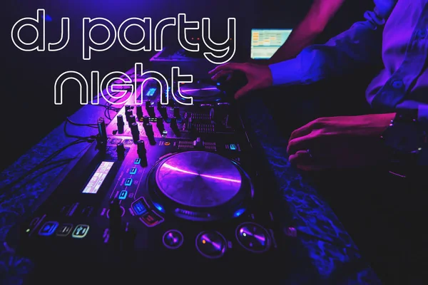Inscrição Dj Party Night nas mãos de fundo de um DJ misturando música em um mixer — Fotografia de Stock