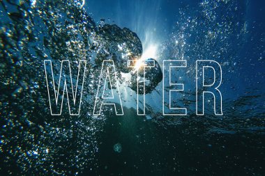 Temiz su kavramı. Hava kabarcıkları olan su altı arkaplanı