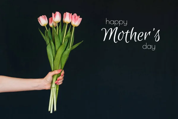 Üzerinde "Mutlu Anneler Günü" yazan tebrik kartı. Pembe laleler buketi — Stok fotoğraf