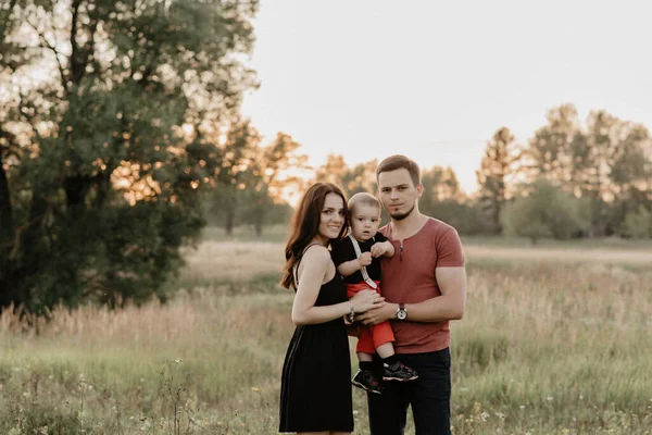 Jeune famille heureuse en été dans le domaine — Photo