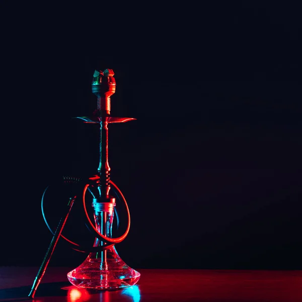 Hookah Shisha，桌子上有煤，背景是黑色的 — 图库照片