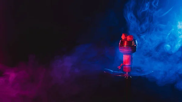 Shisha κόκκινα ζεστά κάρβουνα για hookah σε ένα μεταλλικό μπολ με φόντο το έγχρωμο καπνό — Φωτογραφία Αρχείου