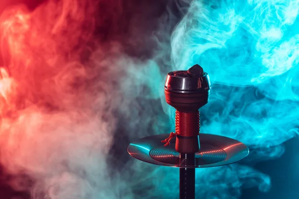 Shisha carbones calientes rojos para narguile en un recipiente de metal sobre un fondo de humo de color — Foto de Stock