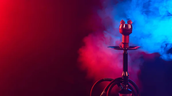 Carvões shisha quentes vermelhos em uma tigela de metal hookah contra um fundo de fumaça — Fotografia de Stock