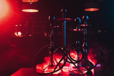 Sersemletici cam mataralar ve gevşemek için kömürlü metal kaseler.