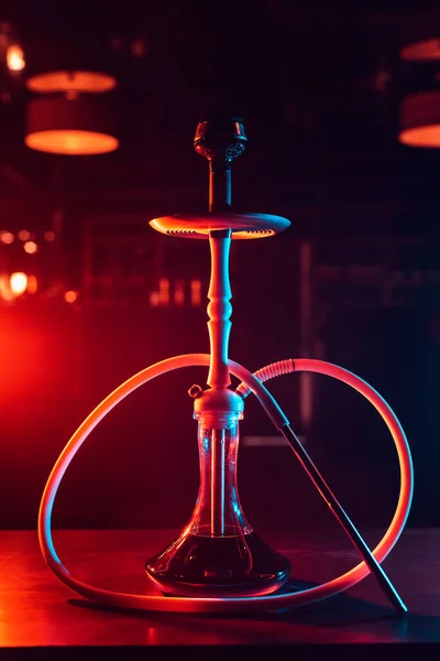 Shisha branca bonita moderna com um frasco de vidro e uma tigela de metal com carvão — Fotografia de Stock