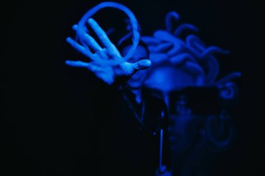 Adam nargile tüttürüyor ve duman halkası üflüyor.