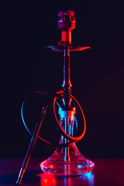 Siyah arka planda kömürlü nargile shisha.