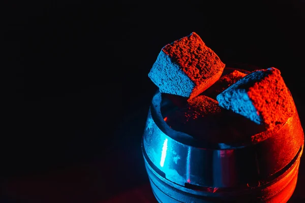 Charbons rouges chauds pour narguilé dans un bol en métal — Photo