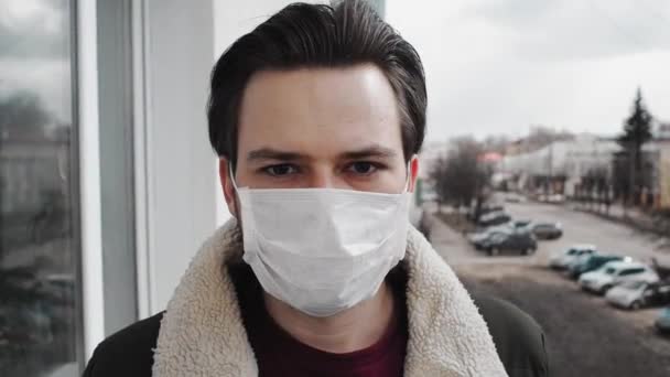 COVID-19コロナウイルスの概念。2019-nCoVから保護するための医療用マスクの白人白人男性 — ストック動画