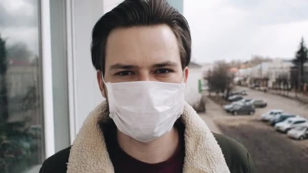 Concept van COVID-19 coronavirus. Blanke blanke man verwijdert medisch masker voor bescherming vanaf 2019-ncov — Stockvideo