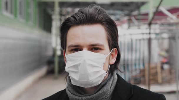 Begreppet COVID-19-koronavirus. Vit vit vit man i medicinsk mask för skydd från 2019-nCoV — Stockvideo