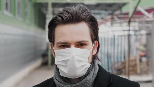 Концепция коронавируса COVID-19. Белый кавказский мужчина снимает медицинскую маску для защиты с 2019-нкова — стоковое видео