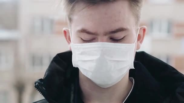 Adolescente vestindo uma máscara médica respiratória para proteger contra a epidemia de coronavírus COVID-19 — Vídeo de Stock