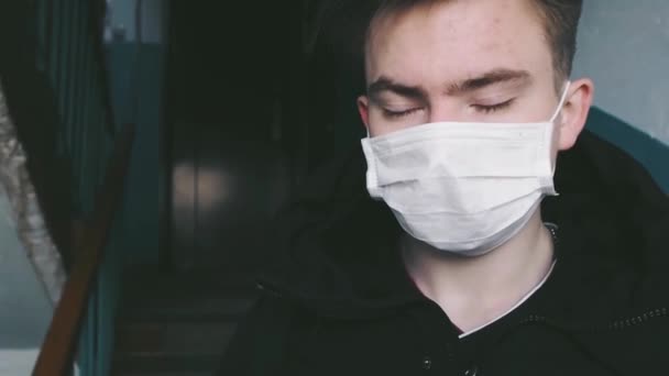 COVID - 19 pandemier av coronavirus. Ung man tar bort medicinsk mask — Stockvideo