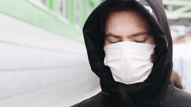 A epidemia é a pandemia do coronavírus COVID-19. Jovem em uma máscara respiratória médica — Vídeo de Stock