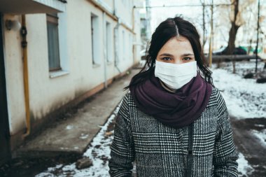 COVID-19 Coronavirüs 'ten korunmak için tıbbi maskeli bir kadın.