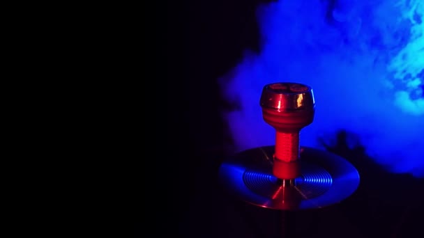 Shisha mísa z hadice s horkým uhlím na tmavém pozadí — Stock video