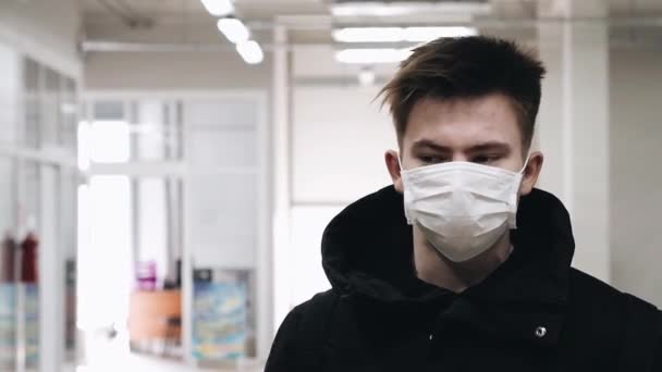 Concepto de la epidemia de coronavirus COVID-19. Enfermo 2019-nCoV hombre en la tos máscara médica — Vídeo de stock