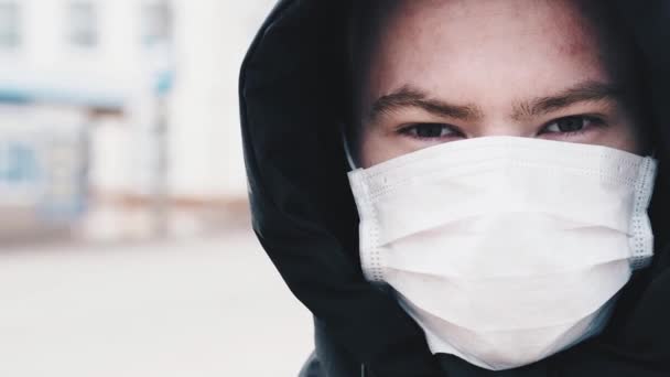Epidemie ist die COVID-19 Coronavirus-Pandemie. Junger Mann mit medizinischer Schutzmaske ab 2019-ncov — Stockvideo