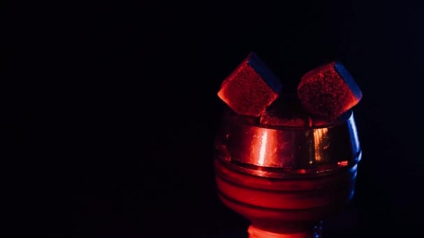 Charbons chauds rouges d'un narguilé avec des étincelles dans le bol d'une chicha — Video