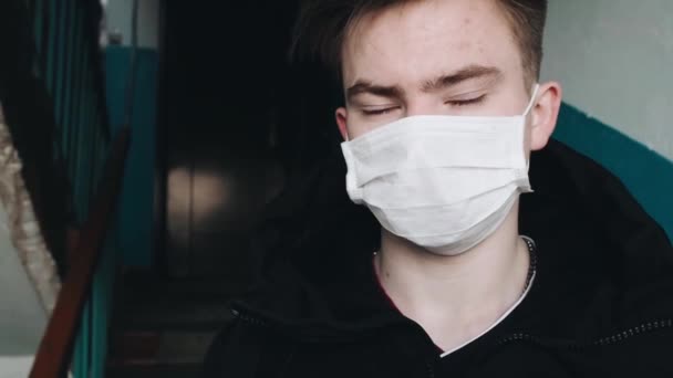 Teenager wearing a respiratory medical mask to protect against the COVID-19 coronavirus epidemic — Stock Video