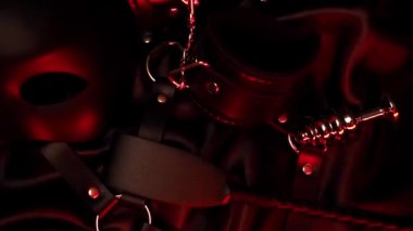 BDSM seks için deri kırbaç, kelepçe, maske ve metal anal tıpa.