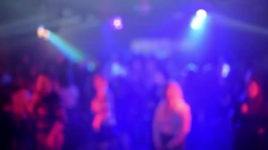 Canlı müzik konserinde dans pistinde dans eden insanların siluetleri bulanıklaştı.
