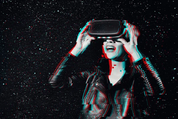 Glückliches Mädchen mit Virtual-Reality-Brille auf dem Hintergrund des Sternenhimmels — Stockfoto
