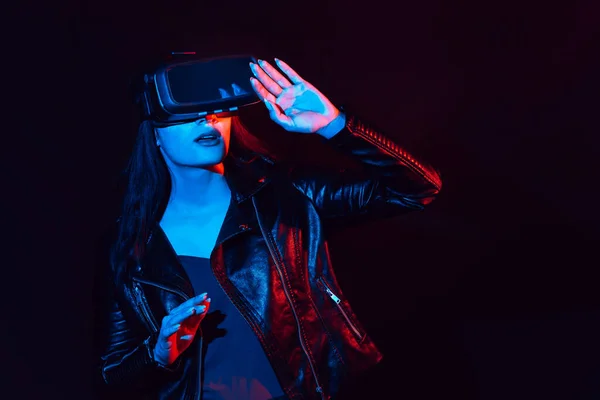 Emotionales Mädchen mit Virtual-Reality-Brille stürzt in den Cyberspace — Stockfoto