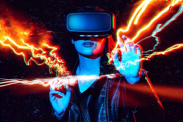 Mädchen in einer Virtual-Reality-Brille mit Headset berührt die Projektionsfläche mit den Auswirkungen der Zukunft — Stockfoto