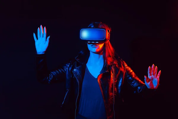 Mädchen mit moderner Virtual-Reality-Brille auf schwarzem Hintergrund — Stockfoto