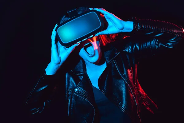 Porträt eines emotionalen Mädchens in 3D Virtual-Reality-Brille — Stockfoto