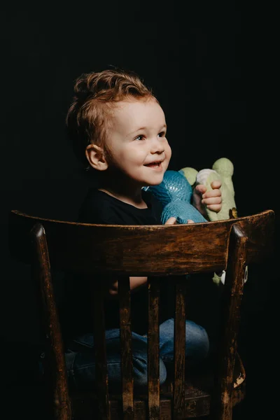 Portré egy boldog gyermek fiú játszik dinoszaurusz játékok — Stock Fotó