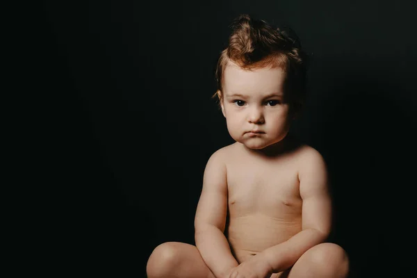 Serieus kind jongen zitten op een pot — Stockfoto