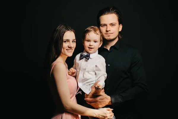幸せな白人の家族だ。父、母、子の息子 — ストック写真