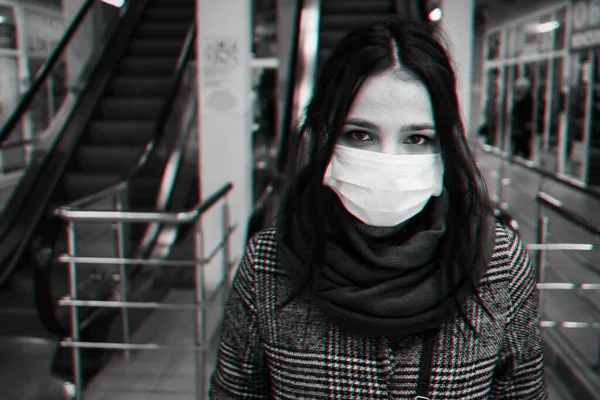 Concepto de virus Corona. Chica con máscara médica para protegerse de la epidemia COVID-19 —  Fotos de Stock