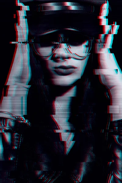 Ritratto in bianco e nero di una bella ragazza con occhiali e cappuccio in pelle con effetto glitch 3D — Foto Stock