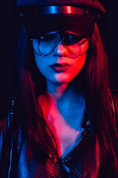 Retrato de moda de uma menina sexy elegante com óculos em uma jaqueta de couro e um boné — Fotografia de Stock