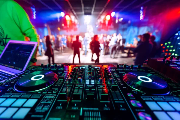 Mixer professionale di musica DJ ad una festa ad un concerto elettronico — Foto Stock