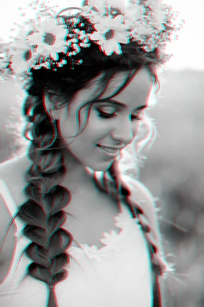 Retrato de niña sonriente en vestido blanco con corona floral y trenzas en verano al atardecer en el campo — Foto de Stock