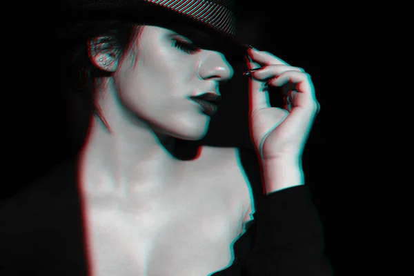 Dramatic portrait of sexy young girl in black hat with lipstick — Stock Photo, Image
