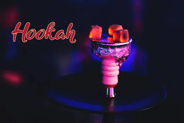 Heiße rote Kohlen auf Folie auf einer Shisha-Schüssel in Großaufnahme — Stockfoto