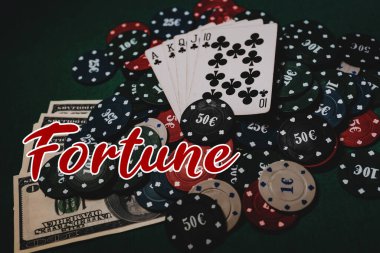 Pokerde servet kavramı. Paralı kumar fişleri ve kartlar.