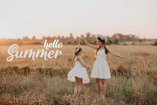 Pozdrav s nápisem Hello Summer. Šťastná maminka a dcera při západu slunce — Stock fotografie